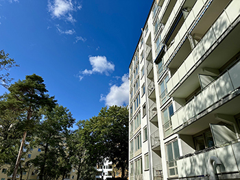 Fastigheterna i BRF Rudtorp 4 med blå himmel