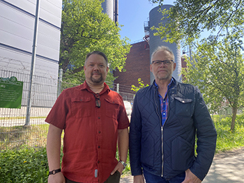 Magnus Engren, vd på Dekon Engineering och Lars Olrin, produktionschef på Norrenergi ute i solen utanför Solnaverket.