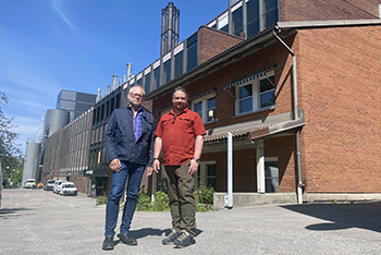 Lars Olrin och Magnus Engren utanför Solnaverket i solen